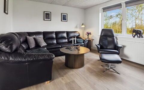 Milan - 20Km from the Sea: Toit, Maison, Domicile, Chalet, Porte, Siding, Biens, Pelouse, Cour, Porche