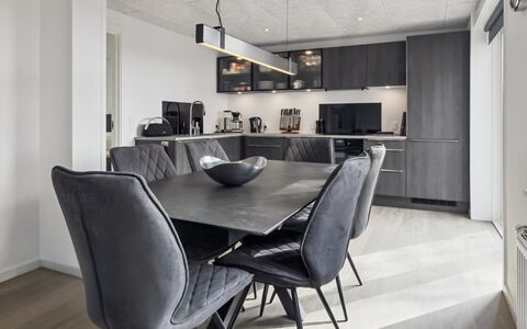 Milan - 20Km from the Sea: Toit, Maison, Domicile, Chalet, Porte, Siding, Biens, Pelouse, Cour, Porche