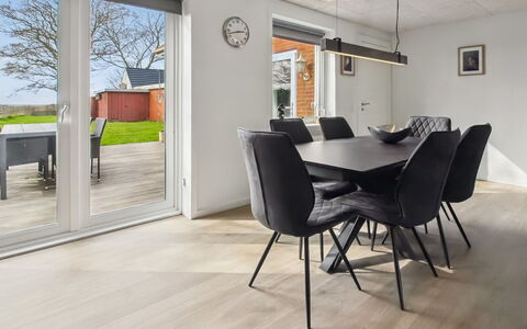 Milan - 20Km from the Sea: Toit, Maison, Domicile, Chalet, Porte, Siding, Biens, Pelouse, Cour, Porche
