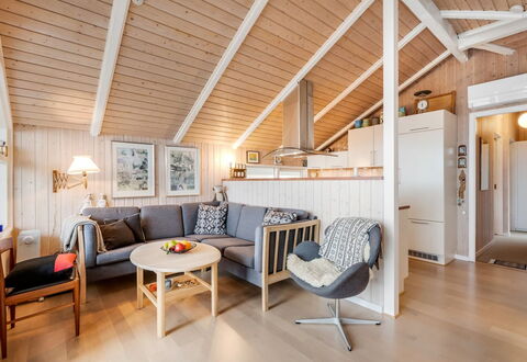 Fritza - 400M from the Sea: Bois, Design Intérieur, Plafond, Sol, Sol, Meubles, Domicile, Pièce, Salon, Parquet