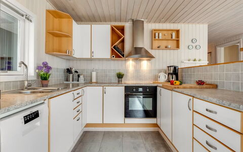 Danail - 250M from the Sea: Cuisine, Comptoir, Bois, Sol, Appareil De Cuisine, Design Intérieur, Principaux Appliance, Cabinetry, Plafond, Sol