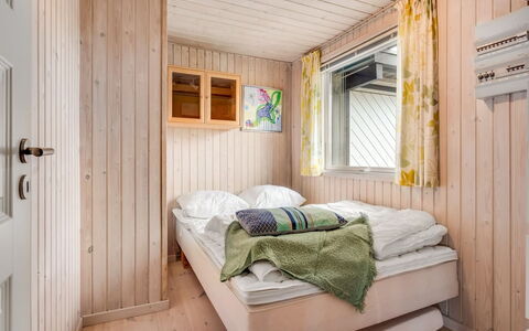 Danail - 250M from the Sea: Chambre, Lit, Bois, Design Intérieur, Sol, Drap De Lit, Sol, Literie, Plafond, Pièce