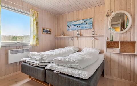 Danail - 250M from the Sea: Bois, Chambre, Meubles, Lit, Design Intérieur, Drap De Lit, Literie, Cadre De Lit, Plafond, Pièce