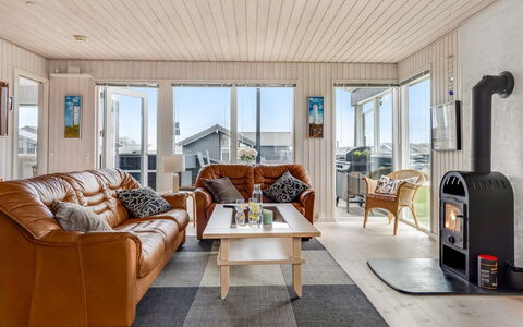 Danail - 250M from the Sea: Bois, Domicile, Meubles, Parquet, Salon, Dur, Canapé, Chaise, Tache De Bois