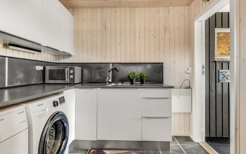 Danail - 250M from the Sea: Principaux Appliance, Machine À Laver, Sol, Bois, Design Intérieur, Cuisine, Appareil De Cuisine, Plafond, Sol, Électroménager