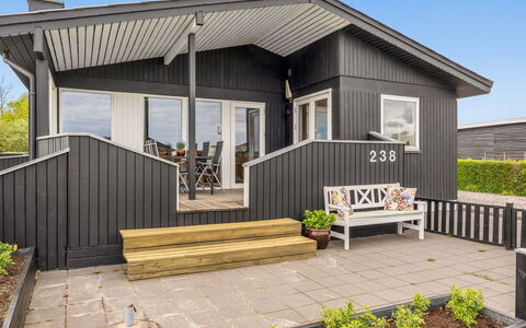 Danail - 250M from the Sea: Toit, Maison, Domicile, Chalet, Porte, Siding, Plate-Forme, Porche, Planche, Dur