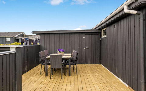 Danail - 250M from the Sea: Toit, Maison, Domicile, Chalet, Porte, Siding, Plate-Forme, Porche, Planche, Dur