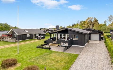 Danail - 250M from the Sea: Toit, Maison, Domicile, Chalet, Porte, Siding, Plate-Forme, Porche, Planche, Dur