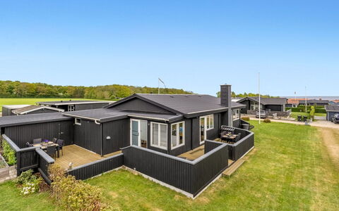 Danail - 250M from the Sea: Toit, Maison, Domicile, Chalet, Porte, Siding, Plate-Forme, Porche, Planche, Dur
