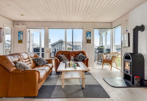 Danail - 250M from the Sea: Bois, Domicile, Meubles, Parquet, Salon, Dur, Canapé, Chaise, Tache De Bois