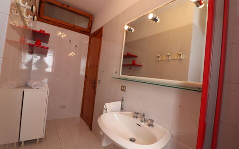 Myriam: Lavabo, Luminaire Plomberie, Salle De Bains, Sol, Évier, Sol, Design Intérieur, Robinet, Pièce, Plomberie