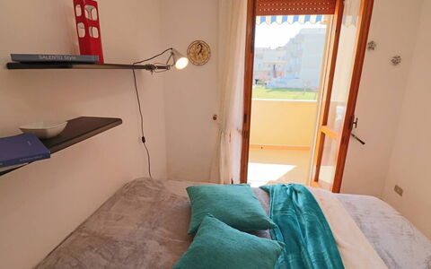 Myriam: Design Intérieur, Mur, Meubles, Chambre, Lit, Bois, Sol, Sol, Pièce, Drap De Lit