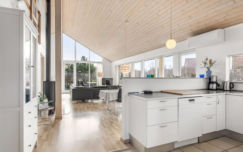 Safina - 1Km from the Sea: Design Intérieur, Sol, Meubles, Bois, Plafond, Sol, Parquet, Luminaire, Cuisine, Comptoir
