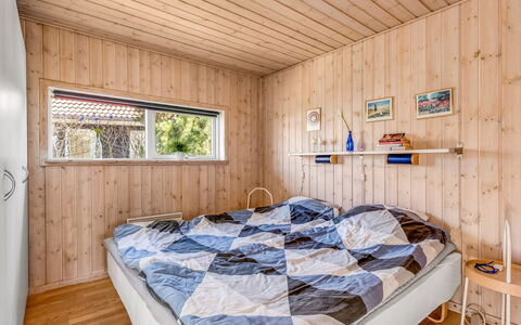 Safina - 1Km from the Sea: Bois, Chambre, Design Intérieur, Sol, Lit, Plafond, Drap De Lit, Domicile, Literie, Tache De Bois