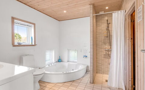 Safina - 1Km from the Sea: Sol, Design Intérieur, Luminaire Plomberie, Sol, Bois, Plafond, Salle De Bains, Plomberie, Éclairage, Pièce