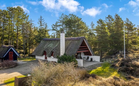 Evelyn - 2.8Km from the Sea: Meubles, Bois, Design Intérieur, Sol, Sol, Chaise, Pièce, Plafond, Salon, Appartement