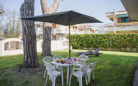 Grande Appartamento: Parapluie, Ombre, Mobilier De Jardin, Pelouse, Jardin, Tableau De Plein Air, Chaise, Aménagement Paysager, Cour, Eco Hôtel