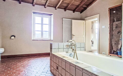 Il Colle di Tiglio: Sol, Mur, Sol, Luminaire Plomberie, Design Intérieur, Salle De Bains, Baignoire, Plomberie, Tuile, Plafond