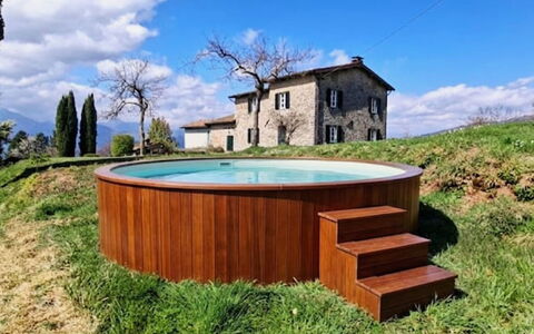 Il Colle di Tiglio: Piscine, Tache De Bois, Jardin, Aménagement Paysager, Cour, Biens, Arrière-Cour, Caractéristique De L'Eau, Dur
