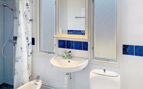 Tallkotten: Salle De Bains, Bleu, Luminaire Plomberie, Lavabo, Mur, Design Intérieur, Évier, Sol, Robinet, Miroir