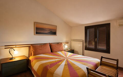 Villa Margi: Design Intérieur, Mur, Sol, Bois, Meubles, Sol, Chambre, Lit, Plafond, Pièce