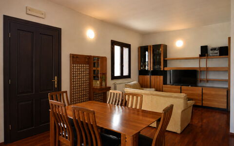 Villa Margi: Meubles, Sol, Design Intérieur, Sol, Bois, Plafond, Parquet, Table, Pièce, Éclairage