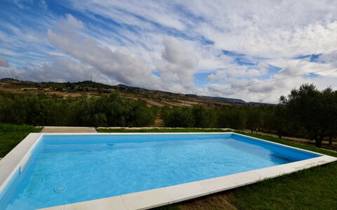 Villa Margi: Bleu, Piscine, Arrière-Cour