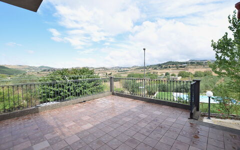 Villa Margi: Colline, Clôture, Chaîne De Montagnes, Balcon, Crête, Balustrade, Accueil Escrime, Balustre