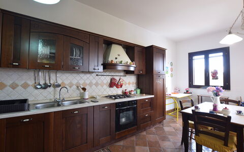 Villa Margi: Cuisine, Design Intérieur, Bois, Sol, Meubles, Comptoir, Sol, Appareil De Cuisine, Principaux Appliance, Pièce