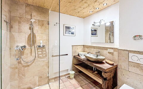 Mirnock-Chalet: Sol, Design Intérieur, Luminaire Plomberie, Sol, Salle De Bains, Plafond, Plomberie, Robinet, Évier, Armoire De Toilette
