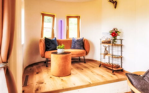 Boutique Tiny House: Bois, Design Intérieur, Meubles, Éclairage, Tache De Bois, Sol, Dur, Parquet, Vernis, Chaise