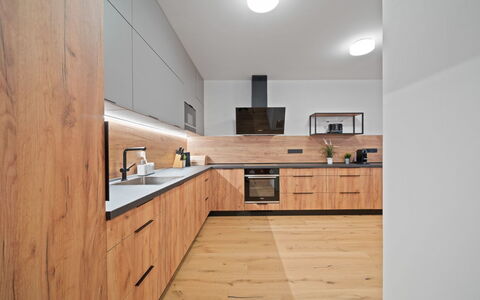 Na Kovárně: Comptoir, Cuisine, Sol, Design Intérieur, Cabinetry, Bois, Meubles, Sol, Appareil De Cuisine, Plafond