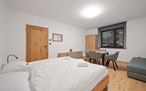 Na Kovárně: Bois, Chambre, Lit, Design Intérieur, Drap De Lit, Meubles, Domicile, Cadre De Lit, Literie, Sol