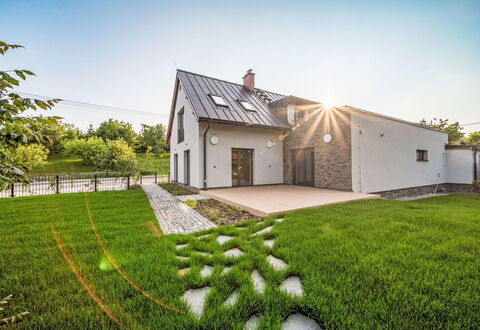 Na Kovárně: Domicile, Chalet, Biens, Ferme, Pelouse, Aménagement Paysager, Cour, Allée, Siding, Villa