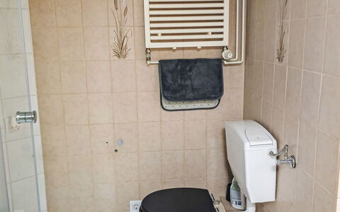 Breite Straße: Siège De Toilette, Toilette, Salle De Bains, Luminaire Plomberie, Sol, Sol, Plomberie, Design Intérieur, Tuile, Évier