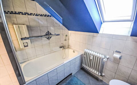 Reitstallweg: Luminaire Plomberie, Baignoire, Plomberie, Salle De Bains, Tuile, Robinet, Daylighting, Aluminium, Douche