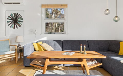 Adde - 150M from the Sea: Meubles, Bois, Sol, Design Intérieur, Canapé, Sol, Salon, Table, Éclairage, Pièce