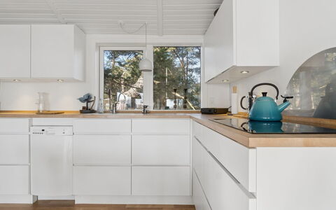 Adde - 150M from the Sea: Cuisine, Sol, Comptoir, Bois, Sol, Appareil De Cuisine, Cabinetry, Design Intérieur, Luminaire Plomberie, Parquet