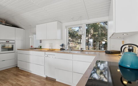 Adde - 150M from the Sea: Sol, Bois, Cuisine, Design Intérieur, Comptoir, Sol, Plafond, Parquet, Appareil De Cuisine, Principaux Appliance