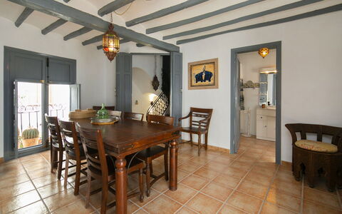 Mi Ami: Meubles, Design Intérieur, Mur, Sol, Bois, Table, Plafond, Chaise, Table Cuisine Et Salle A Manger, Salle À Manger