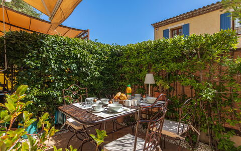 Les Migraniers 2: Meubles, Mobilier De Jardin, Tableau De Plein Air, Chaise, Table, Jardin, Arrière-Cour, Ombre, Patio, Eco Hôtel