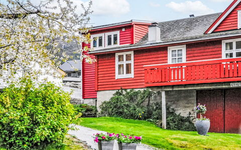 Floren: Bâtiment, Fenêtre, Rouge, Maison, Domicile, Zone Résidentielle, Arbuste, Toit, Chalet, Couverture De Sol