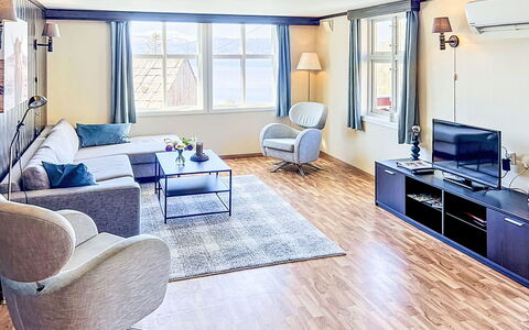 Floren: Meubles, Design Intérieur, Sol, Canapé, Sol, Plafond, Pièce, Salon, Appartement, Éclairage