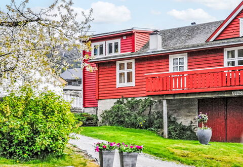 Floren: Bâtiment, Fenêtre, Rouge, Maison, Domicile, Zone Résidentielle, Arbuste, Toit, Chalet, Couverture De Sol