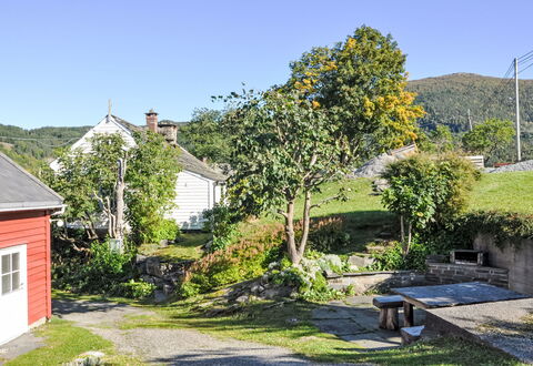 Mjølkerommet: Feuille, Vert, Arbuste, Maison, Zone Rurale, Chalet, Couverture De Sol, Jardin, Pente