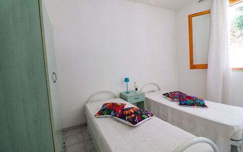 Amanda: Mur, Chambre, Sol, Lit, Sol, Design Intérieur, Meubles, Textile, Drap De Lit, Linge