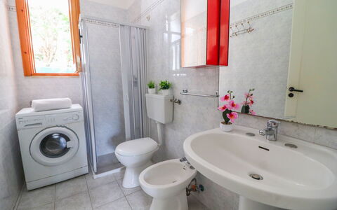 Amanda: Lavabo, Luminaire Plomberie, Salle De Bains, Évier, Sol, Siège De Toilette, Toilette, Sol, Design Intérieur, Robinet