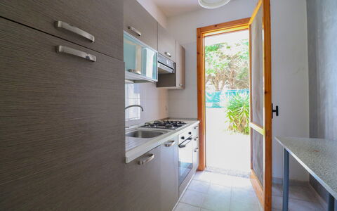 Amanda: Cuisine, Evier, Bois, Comptoir, Appareil De Cuisine, Principaux Appliance, Sol, Domicile, Sol, Design Intérieur