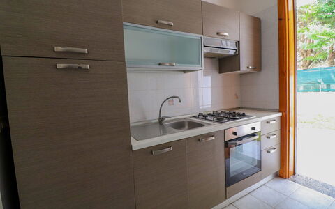 Amanda: Appareil De Cuisine, Cuisine, Comptoir, Evier, Principaux Appliance, Cabinetry, Bois, Sol, Le Fourneau, Cuisinière