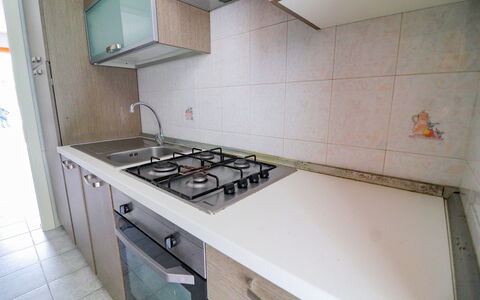 Amanda: Cuisine, Appareil De Cuisine, Comptoir, Principaux Appliance, Evier, Cuisinière, Le Fourneau, Gaz Poele, Cooktop, Sol